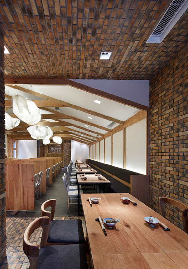 dining-area-traditional-materials-bricks-wood2