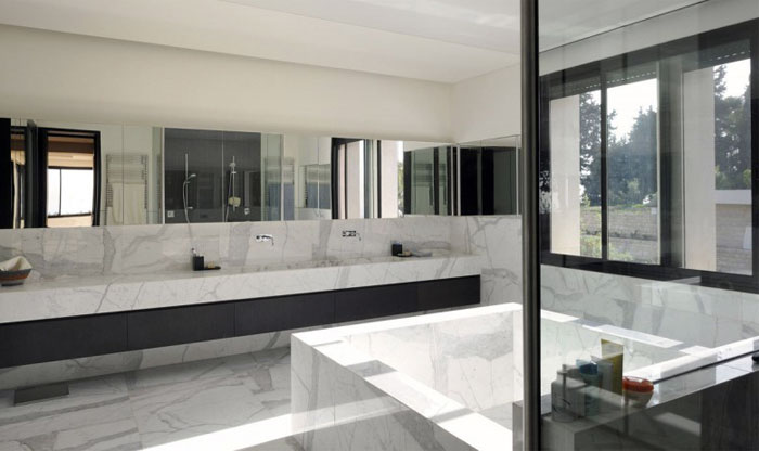 spacious-interior-elegantly-decorated