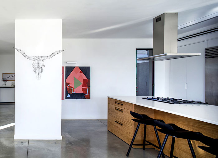 living-room-interior-contemporary-art-pieces
