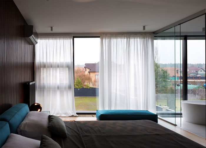 floor-to-ceiling-windows-bedroom