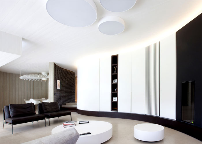 smoothly-curved-space-living-room-4