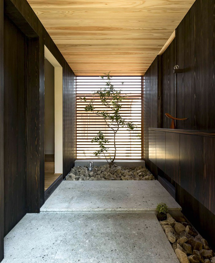 Japan Micro House with Small Zen Garden - InteriorZine