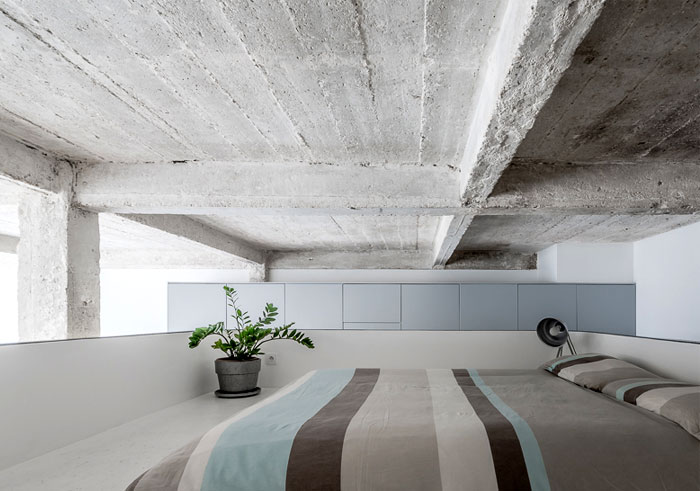 22 Ideas to Hide a Guest Bed spare bed on top of master bedroom