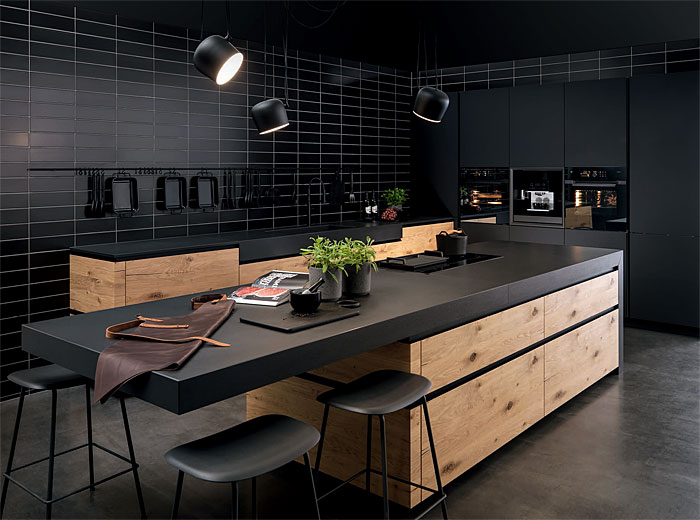 cocina negra con madera