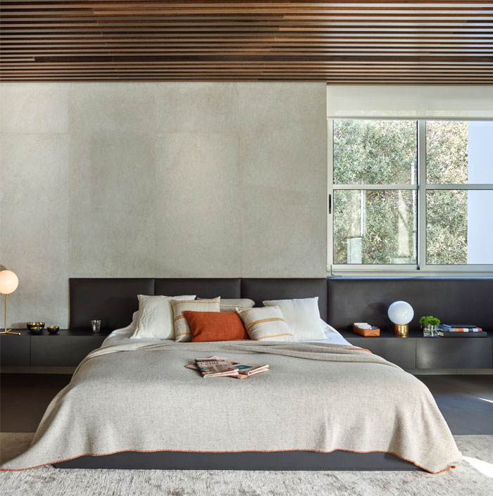 62 Minimalist Bedroom Ideas That Are Anything But Boring wood panel bedroom ceiling 2